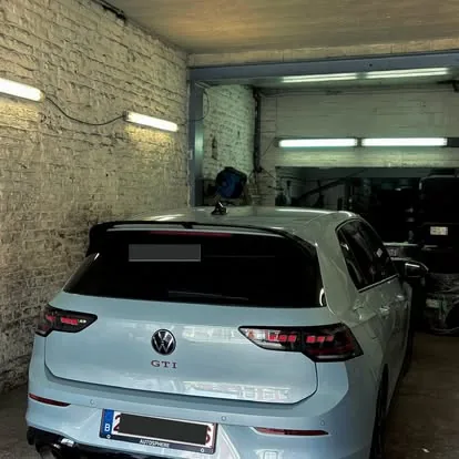 VW Golf GTI dans l'atelier de montage et équilibrage AB Pneus Liège