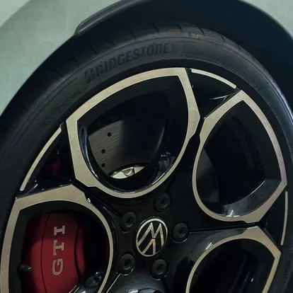 Jante VW GTI noire avec pneu Bridgestone monté chez AB Pneus Liège