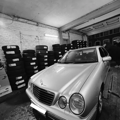 Mercedes Classe E en montage pneus dans l'atelier AB Pneus Liège