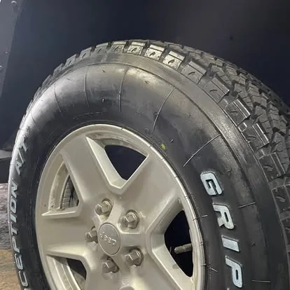 Volkswagen dans l'atelier de montage pneus AB Pneus à Liège, éclairage LED et pneus au sol